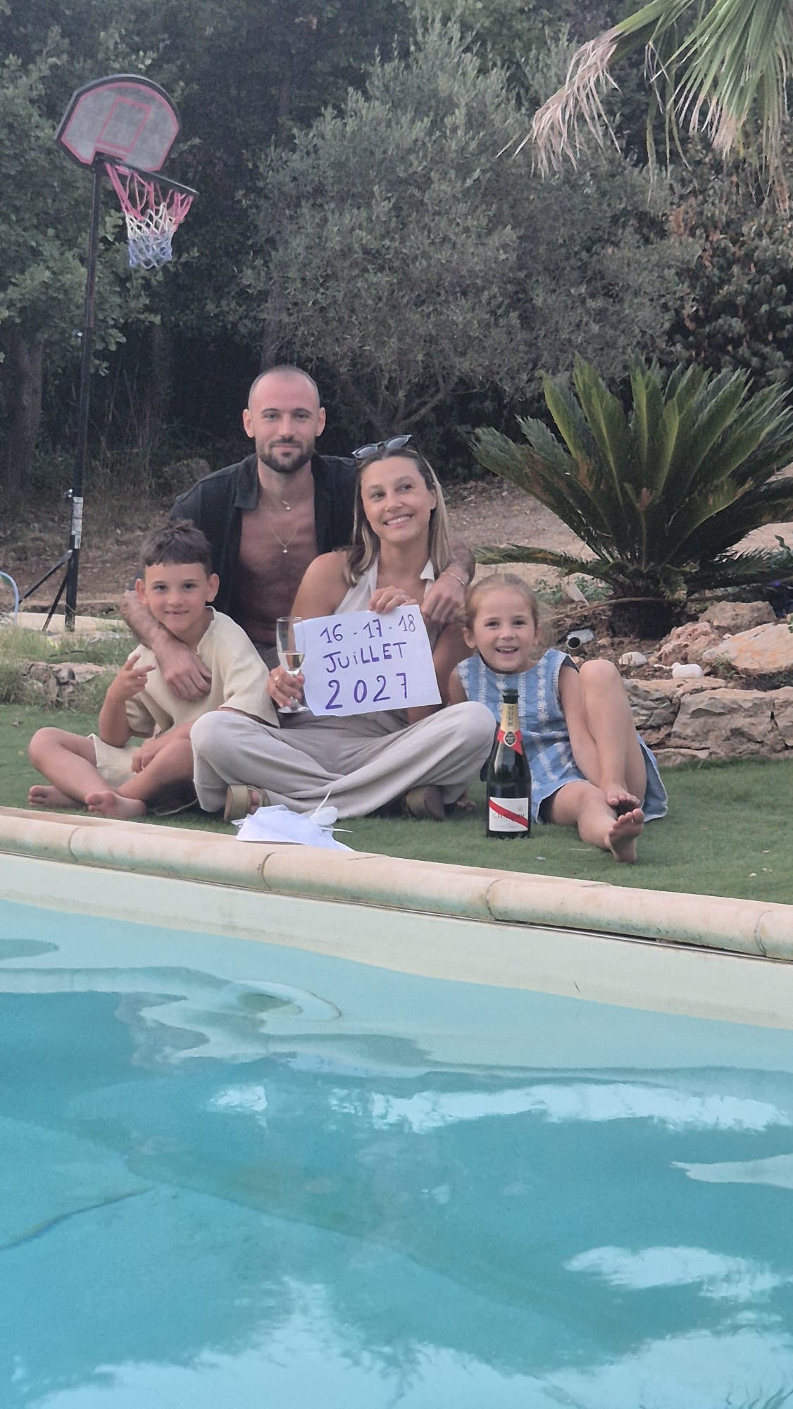 Emmanuelle et Mathis avec les enfants annonçant la date du mariage