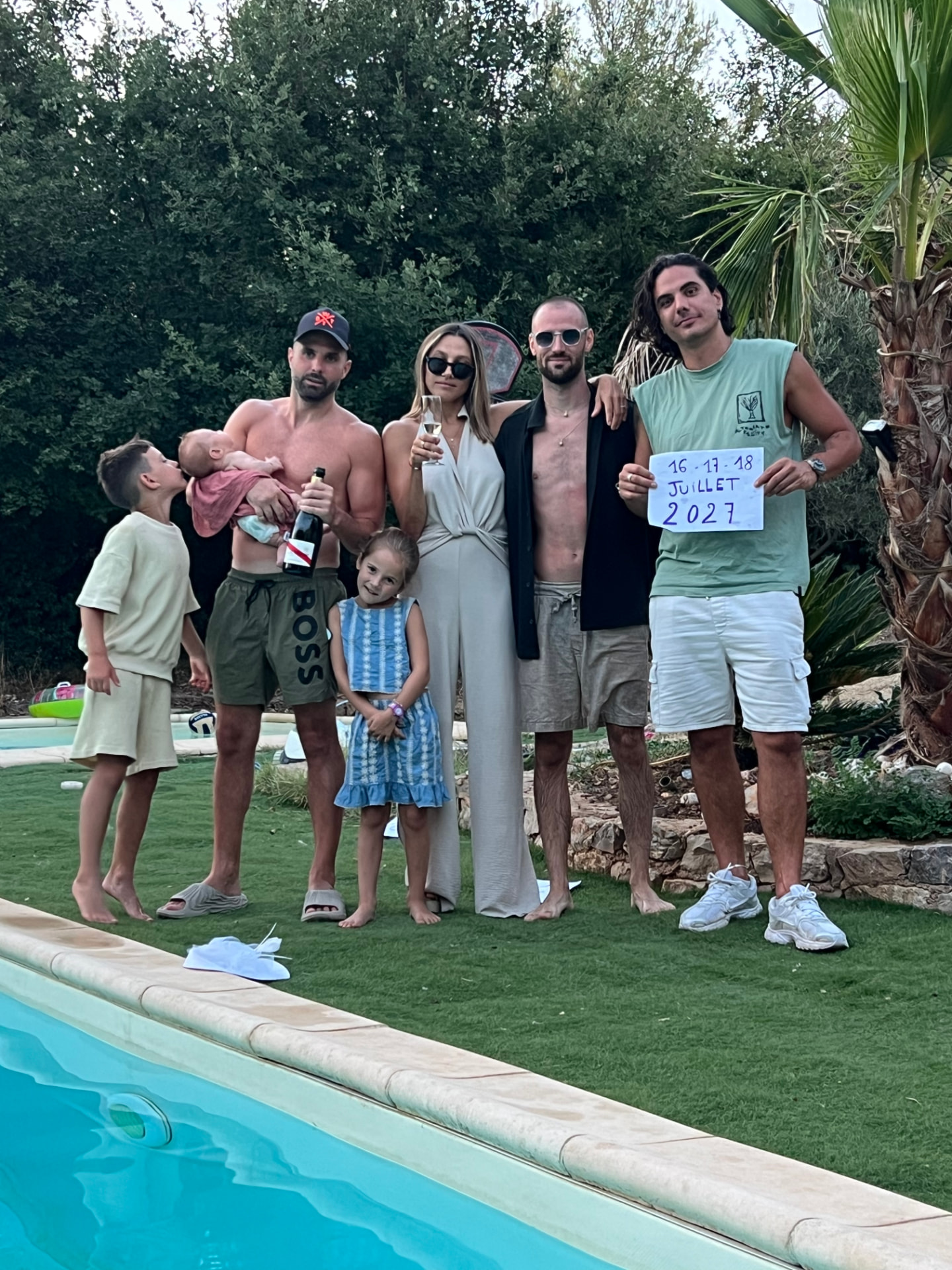 Les futurs mariés et leurs proches au bord de la piscine